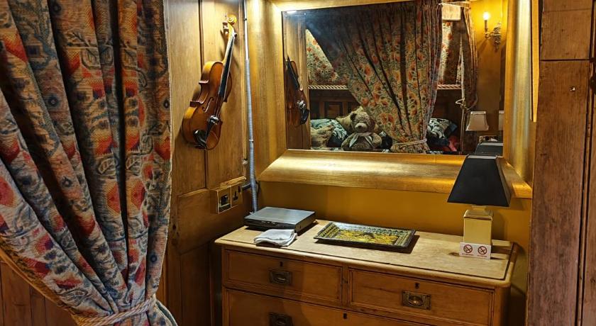 Image of Luxury King-Size Four Poster Double Suite 12