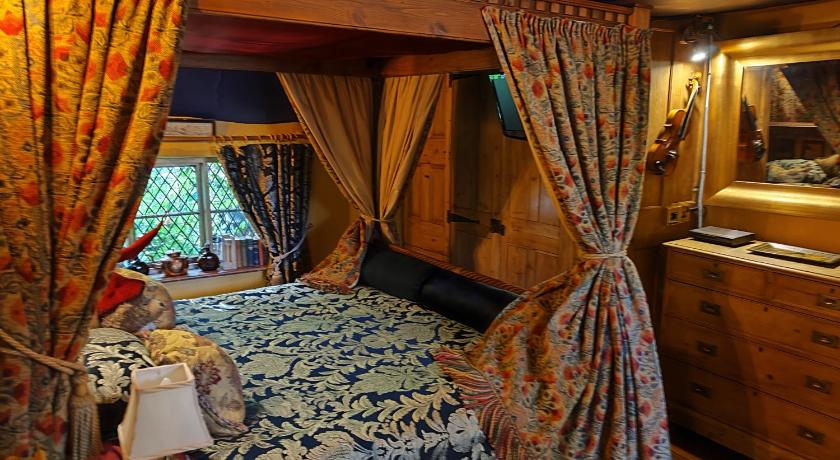 Image of Luxury King-Size Four Poster Double Suite 0