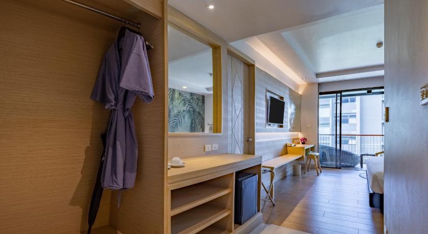 Image of Deluxe Pool View Room 16