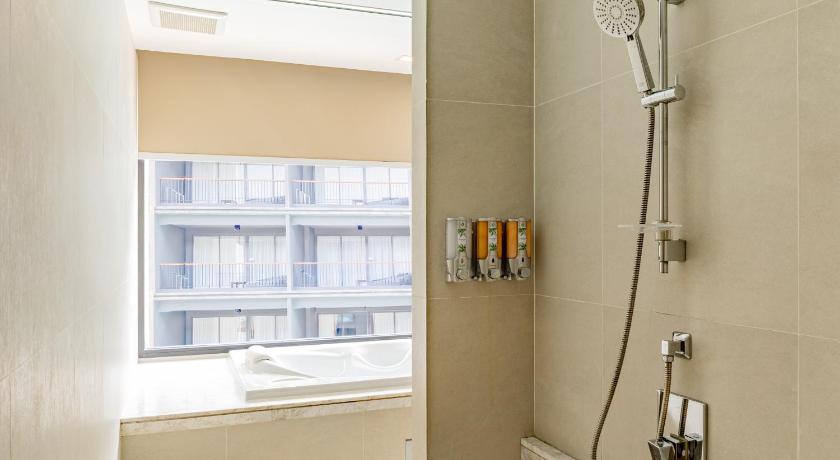 Image of Deluxe Premier King Room 11