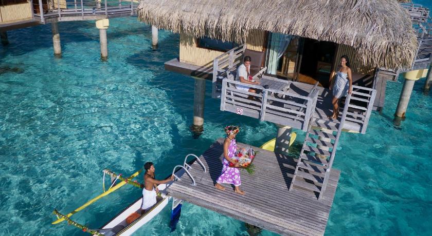 Imagine din 1 King Overwater Bungalow Lagoon View 16