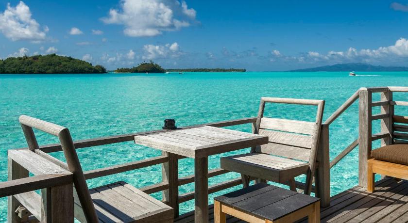 Imagine din 1 King End of Pontoon Overwater Bungalow 5