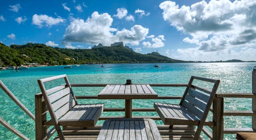 Imagine din 1 King Overwater Bungalow Lagoon View 11