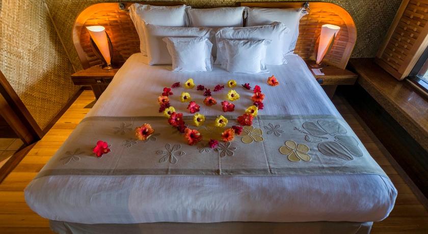 Imagine din 1 King Overwater Bungalow Lagoon View 10