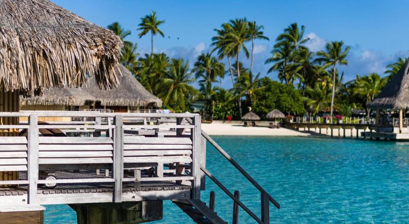 Imagine din 1 King Overwater Bungalow Lagoon View 6