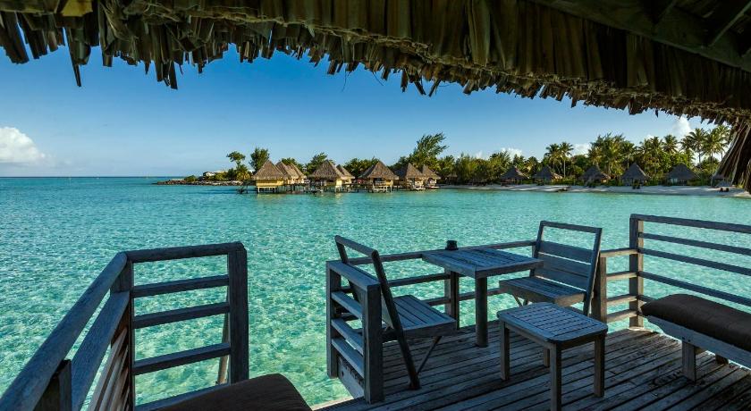 Imagine din 1 King Overwater Bungalow Lagoon View 5