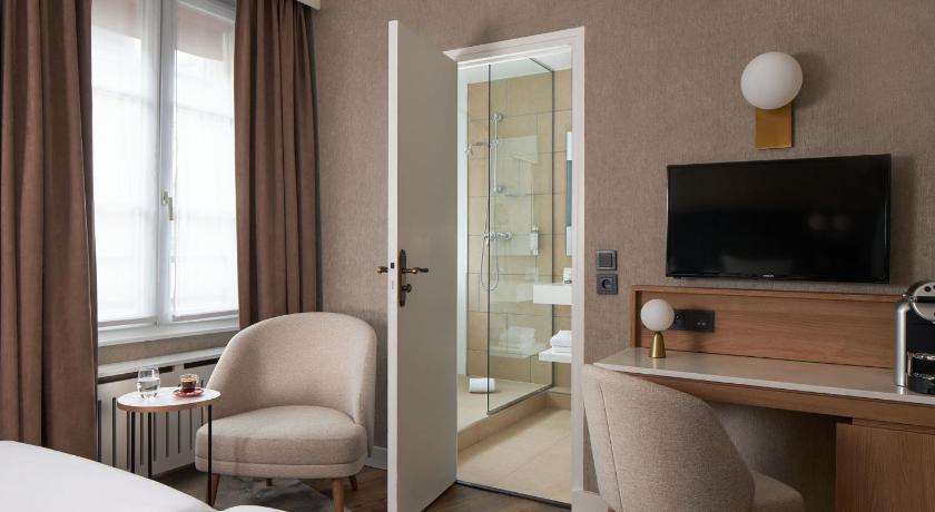 Image of 1 Queen Bed, NonSmoking, Superior Room 4