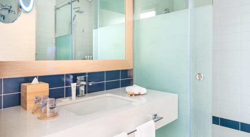 Image of Deluxe Partial Sea View King Room 2