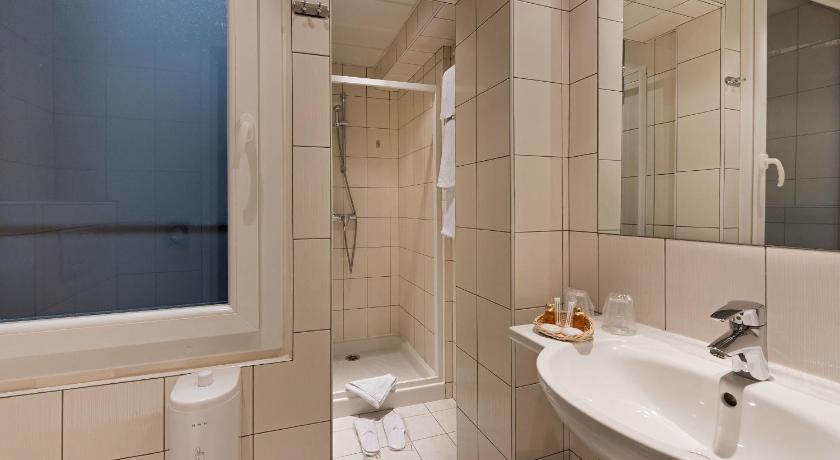 a bathroom with a sink, toilet and bathtub, Pax Opera Hotel in Paris