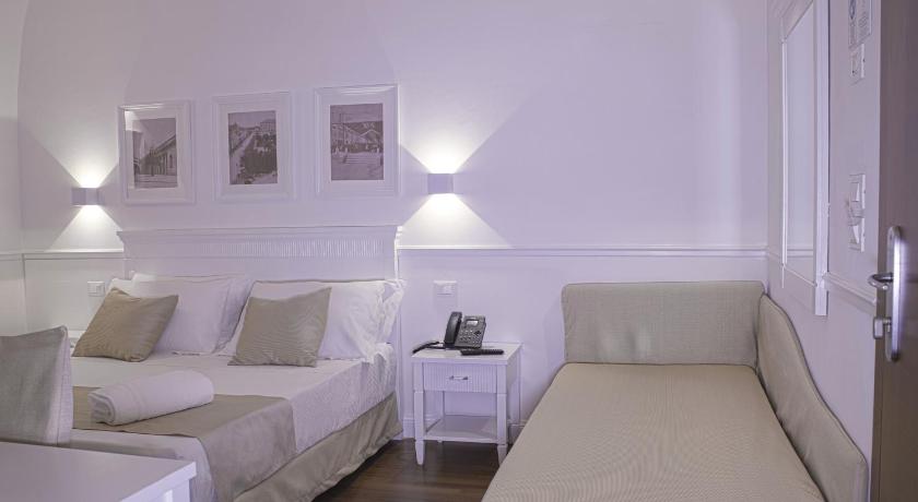 a hotel room with two beds and two lamps, Palazzo Sant'Elena in Foggia