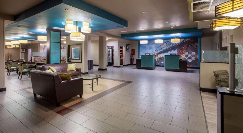 La Quinta Inn & Suites by Wyndham Durant photo
