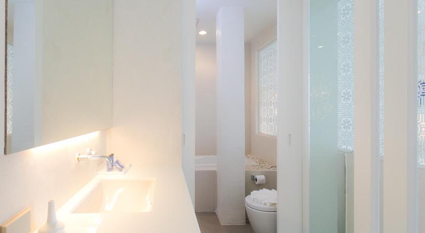 Image of Deluxe Double Bedroom 9