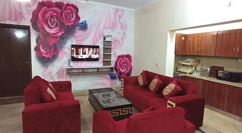 6 Bedrooms Luxury House for Families — Hotel in Lahore