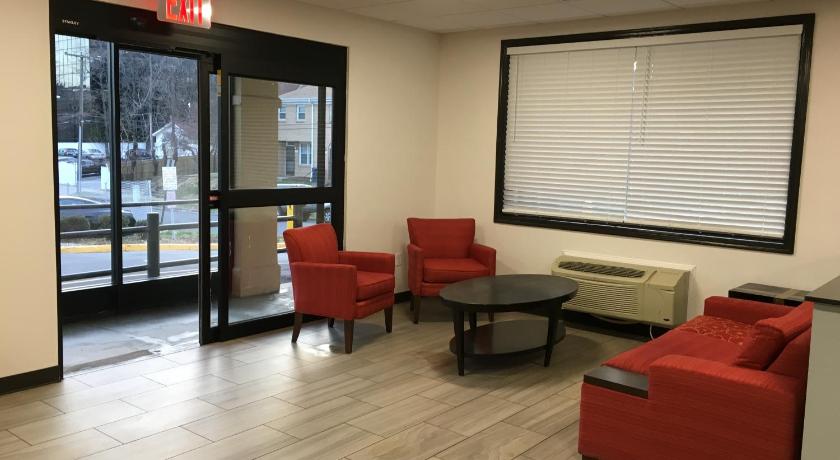 Super 8 By Wyndham Alexandria/Washington D.C. Area photo