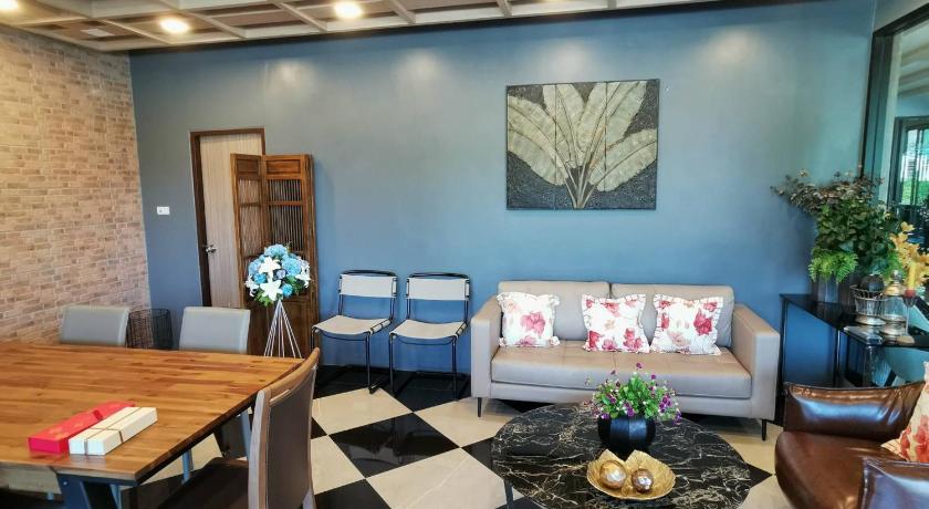 촌부리 Premier Luxe Hotel โรงแรมพรีเมียร์ลักซ์ 4성급 게스트하우스 스위트룸