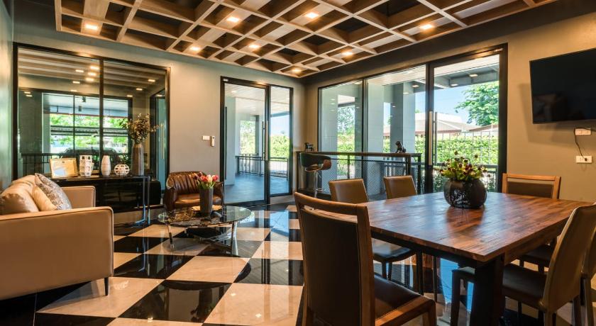 촌부리 Premier Luxe Hotel โรงแรมพรีเมียร์ลักซ์ 4성급 게스트하우스 외관