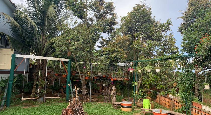 a garden area with a bench and a tree, Gia lai Homestay Phuong My in Pleiku (Gia Lai)