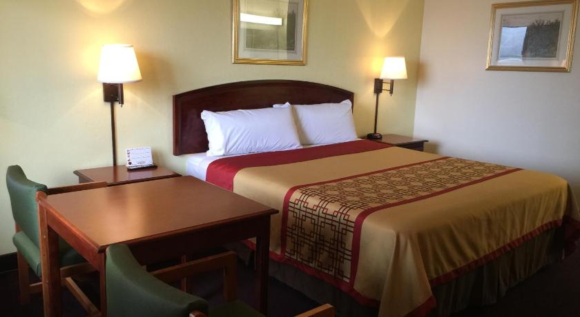 Super 8 By Wyndham Bakersfield/Central photo