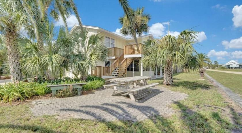 イーストポイント (FL) Pet-Friendly Bay View Home w/ Screened Pool Near Lighthouse 2つ星 宿泊施設 レストラン
