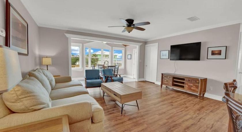 イーストポイント (FL) Pet-Friendly Bay View Home w/ Screened Pool Near Lighthouse 2つ星 宿泊施設 スイート