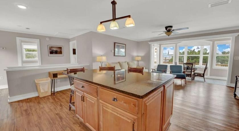 イーストポイント (FL) Pet-Friendly Bay View Home w/ Screened Pool Near Lighthouse 2つ星 宿泊施設 外観