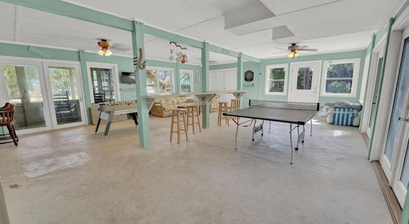 イーストポイント (FL) Pet-Friendly Bay View Home w/ Screened Pool Near Lighthouse 2つ星 宿泊施設 客室