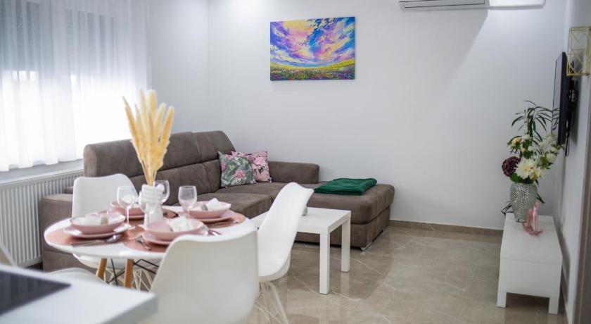 ノヴスカ Villa Spa Heaven 4つ星 ゲストハウス プール