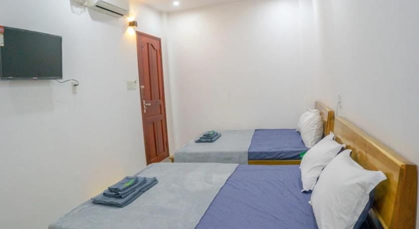 a bedroom with a bed and a television, Mekong 69 Hostel - Canh Ben Ninh Kieu in Cần Thơ