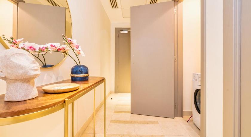 Luxurious Stay with Opera & Fountains Views - image 8