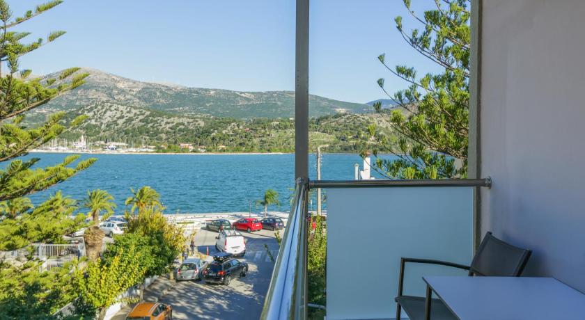 Image of Triple Room Sea View 9