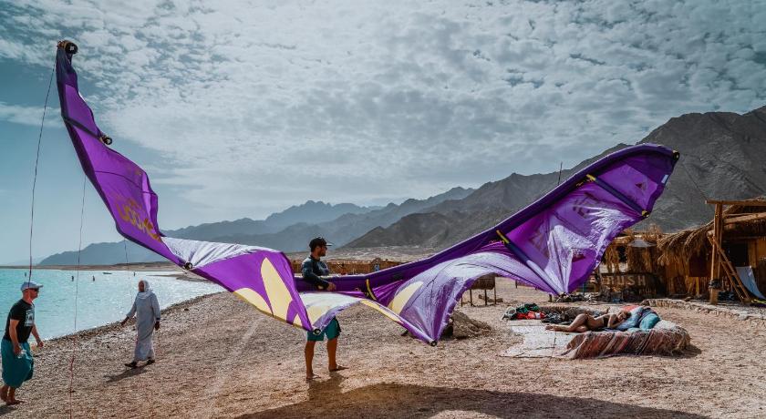 people are flying kites on the beach, Surfers-Lounge-Dahab Lagoon with Swimming-Pool - Breakfast - Garden - Beduintent - BBQ - Jacuzzi in Dahab