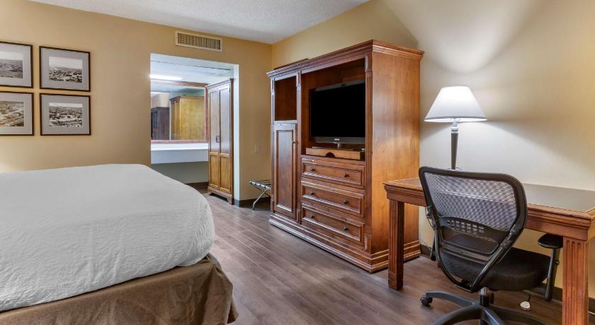 a bedroom with a bed, chair, desk and a television, Best Western Plus Kings Inn and Suites in Kingman (AZ)