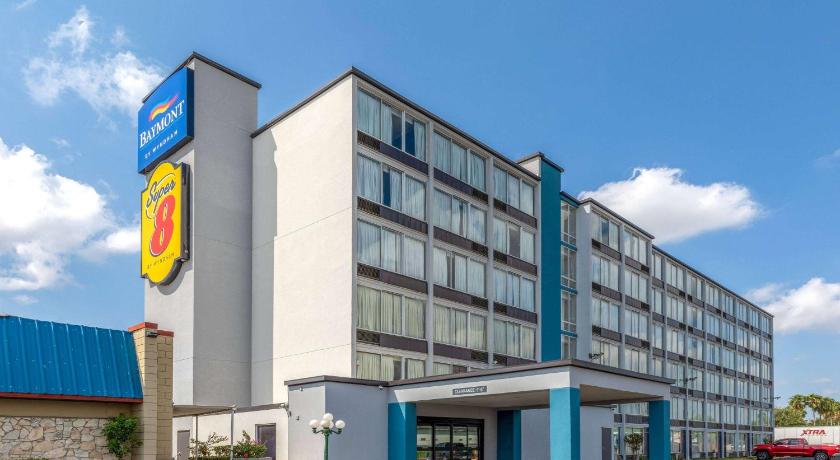 Baymont by Wyndham Laredo photo