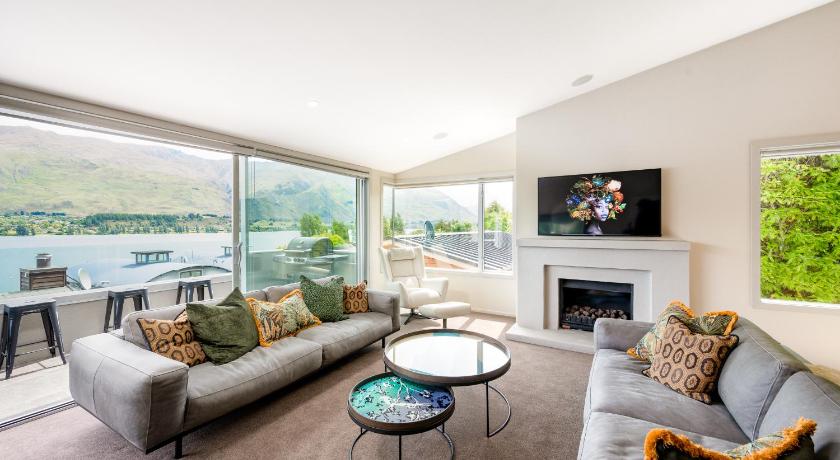 Luxury Lakeview Vista Apartment photo