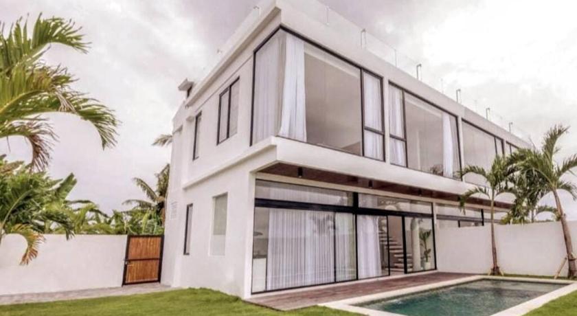 Villa Luna Kedungu: Modern 2-BR w/ pool & rooftop - image 13