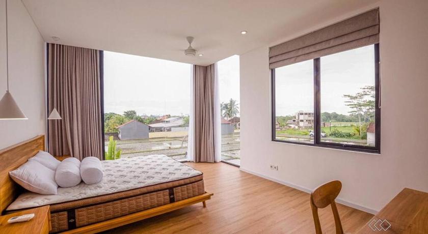 Villa Luna Kedungu: Modern 2-BR w/ pool & rooftop - image 11