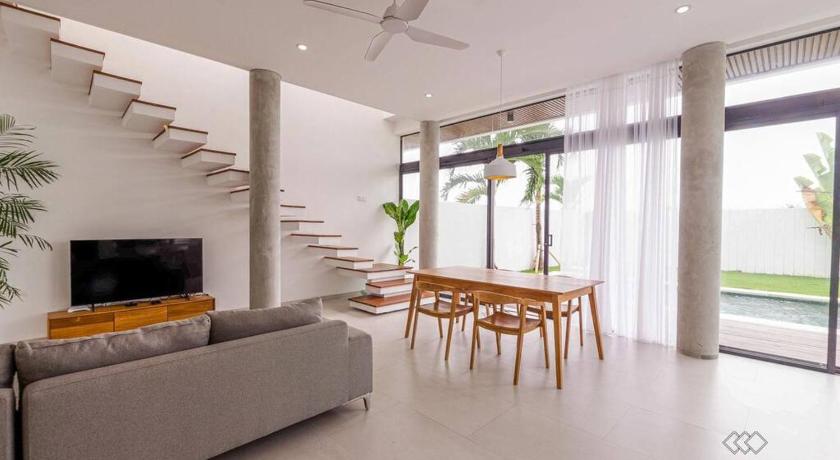 Villa Luna Kedungu: Modern 2-BR w/ pool & rooftop - image 2