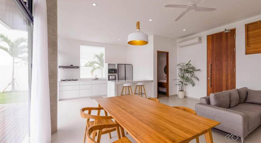 Villa Luna Kedungu: Modern 2-BR w/ pool & rooftop - image 9