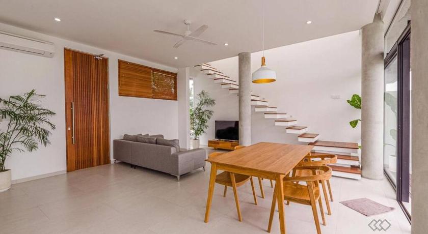 Villa Luna Kedungu: Modern 2-BR w/ pool & rooftop - image 3