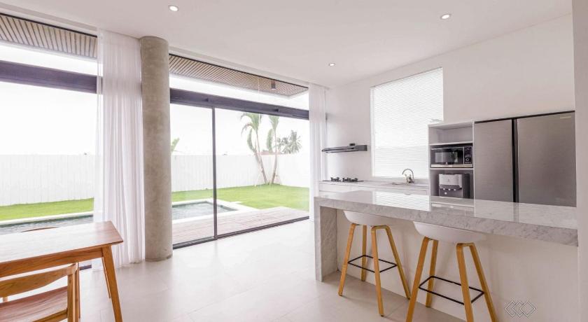 Villa Luna Kedungu: Modern 2-BR w/ pool & rooftop - image 12