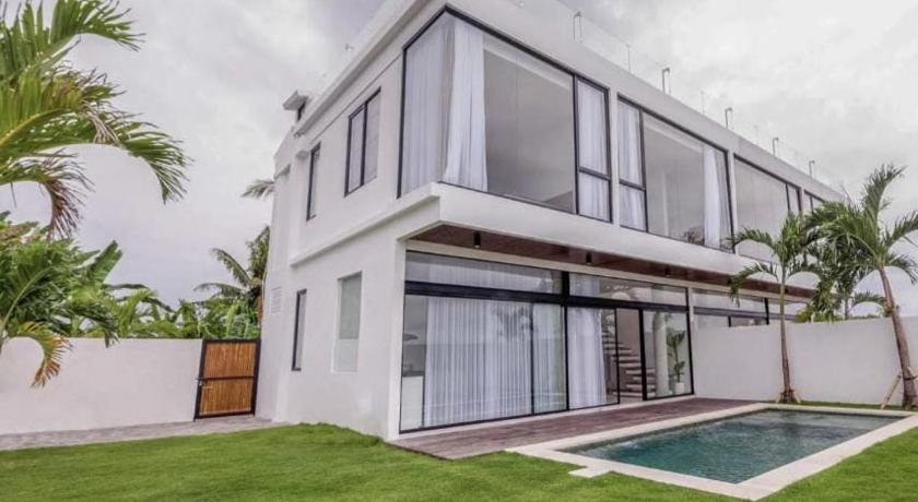 Villa Luna Kedungu: Modern 2-BR w/ pool & rooftop - image 15