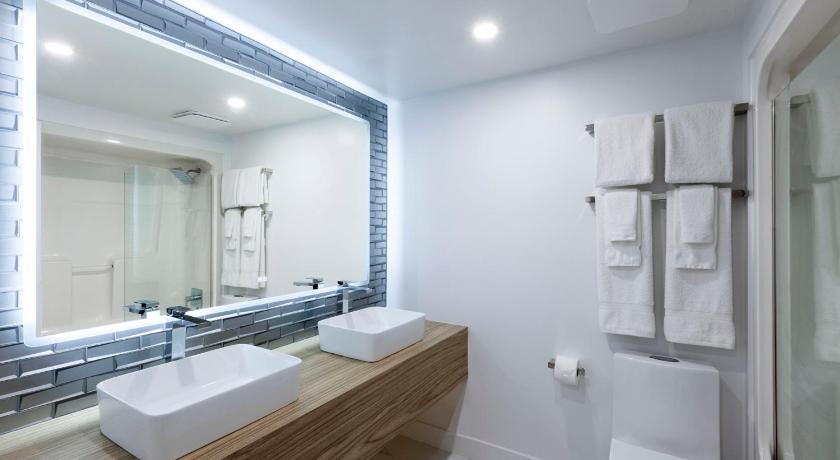 Strata Hotel photo