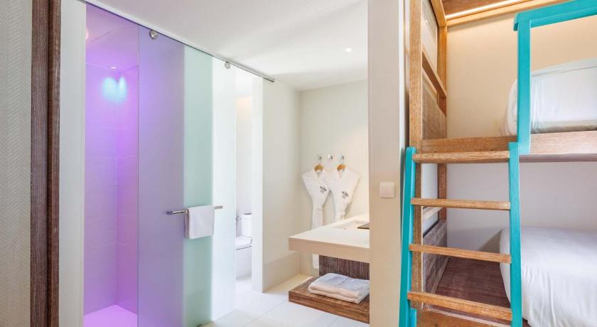 Image of Silver Family Pool Suite 15