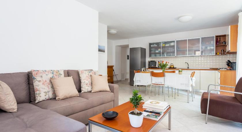 Spacious 3-Bedroom Apartment with Courtyard in Tempio Pausania - Perfect for Families