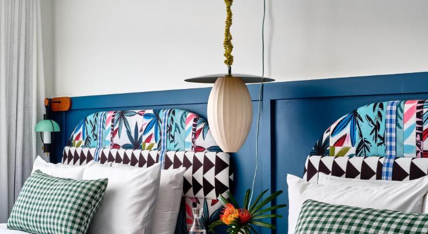 صورة سريرين مزدوجين (Two Double Beds) 5