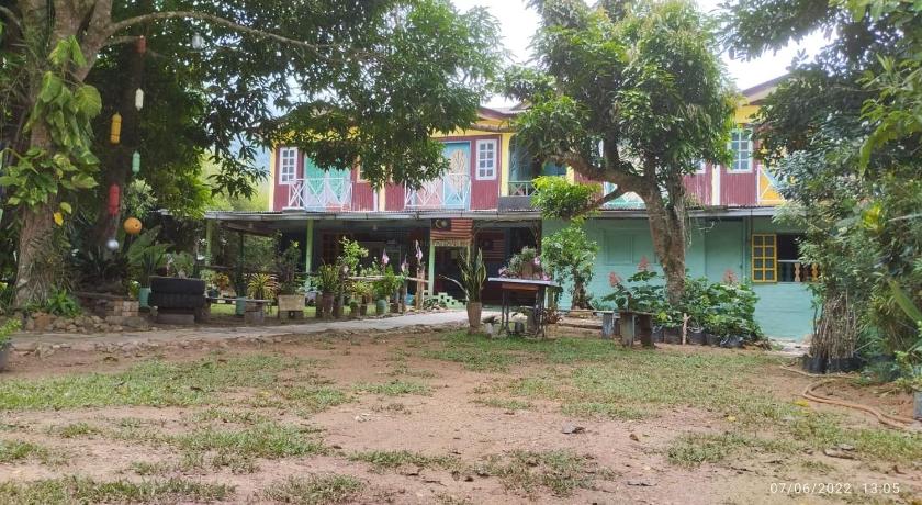 a green and white house and some trees, Fatehah Inn in Kuala Tahan