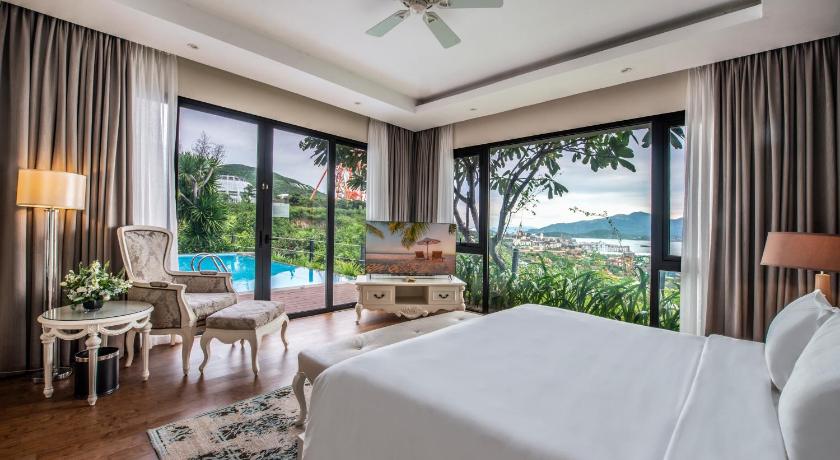 Image of 3-Bedroom Beachfront Pool Villa 9