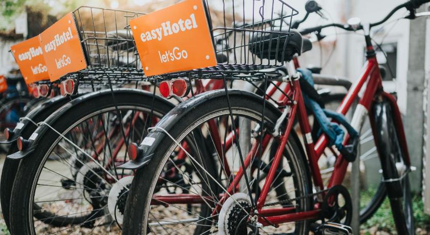 a row of bicycles parked next to each other, easyHotel Berlin Hackescher Markt in Berlin