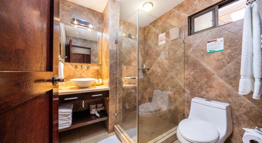 Image of Deluxe Queen Room with Two Queen Beds 2