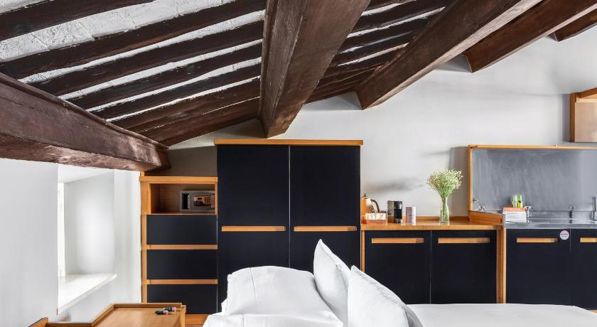 Image of Large Studio with Kitchenette and Balcony 0